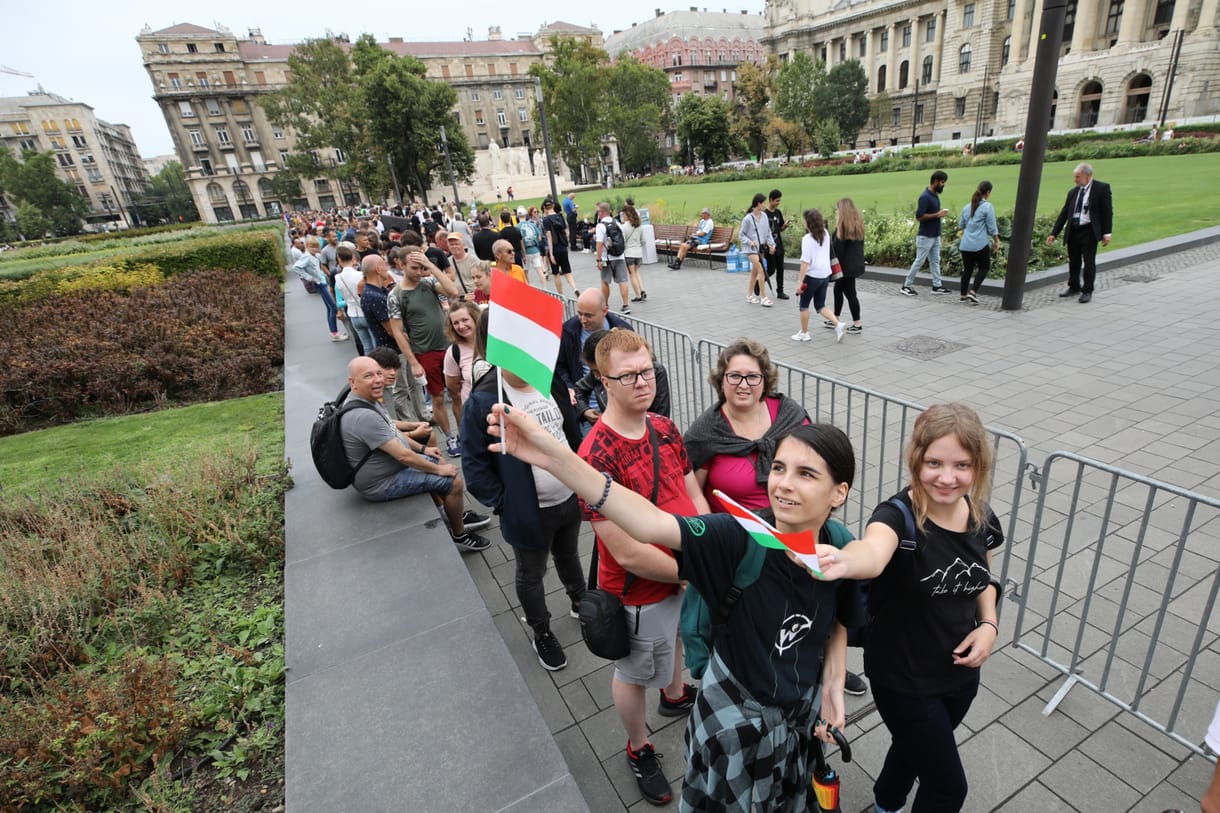 350 forintos Szent István sör és esőkabátok – ilyen augusztus 20-án Budapest belvárosa
