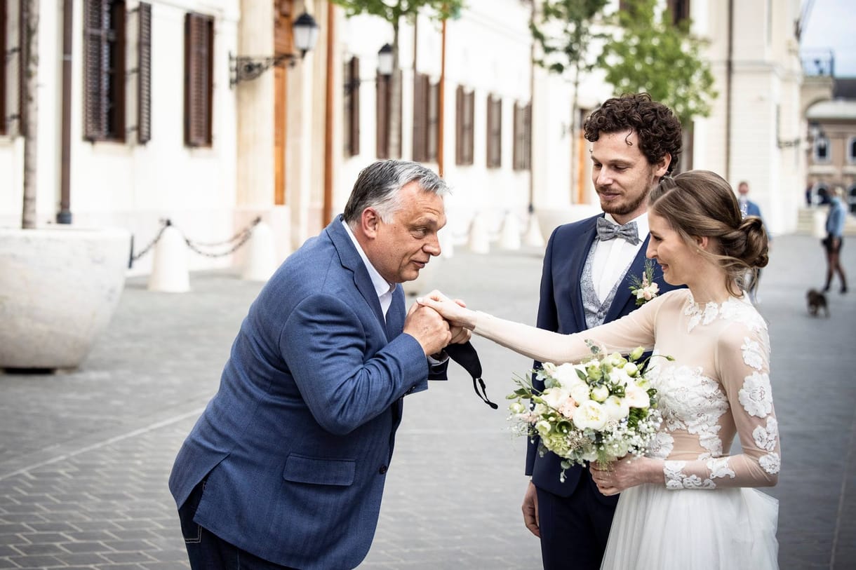 Orbán szaftos ruhája és Karácsony turkálós inge – tényleg a nép egyszerű embere kell a választóknak? 