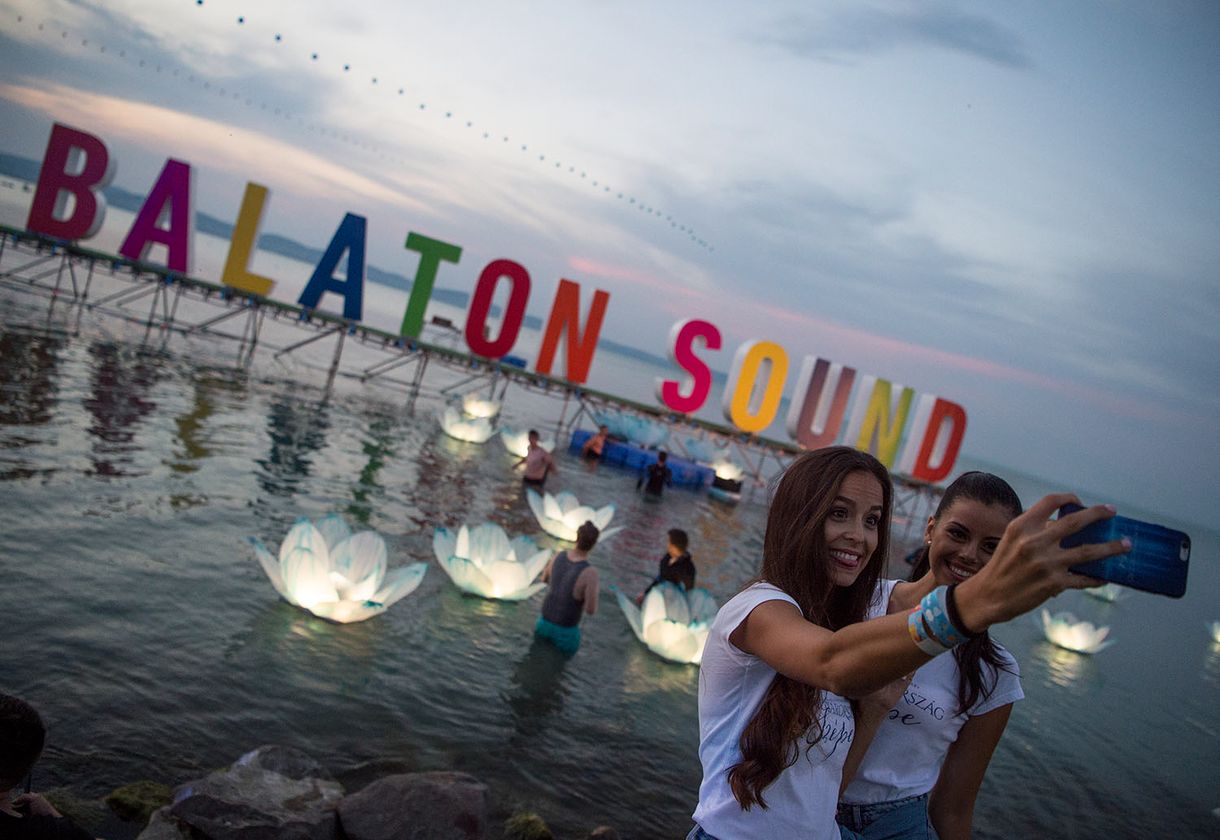 Csókok, pózok, szelfik – így indult a Balaton Sound (fotók)