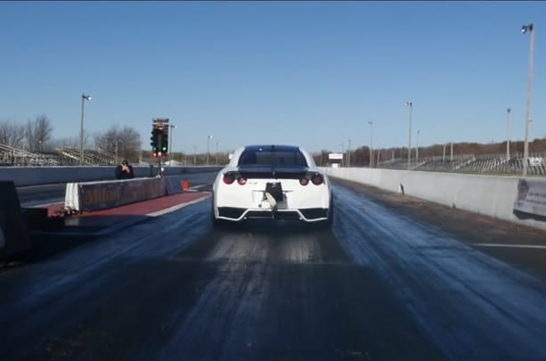 Elég durva rekordot futott egy 2500 lóerős Nissan GT-R – videó