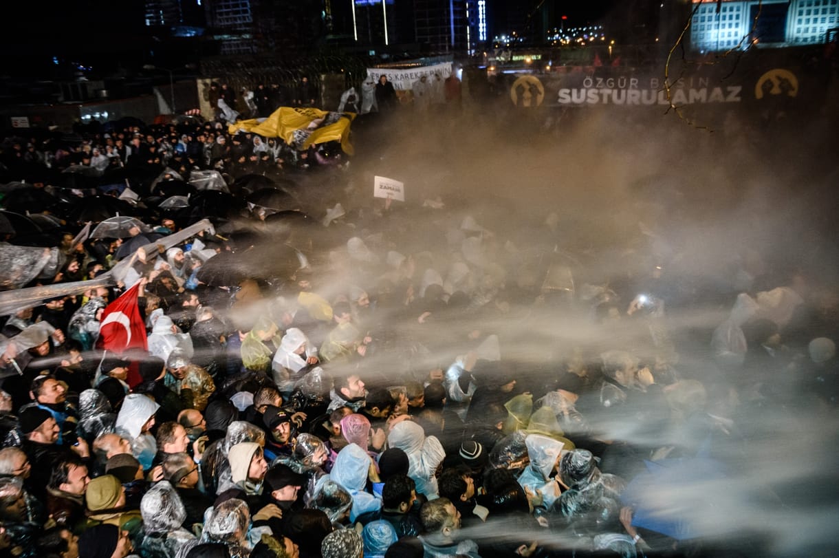 Török rendőrök lepték el egy kormánykritikus lap szerkesztőségét