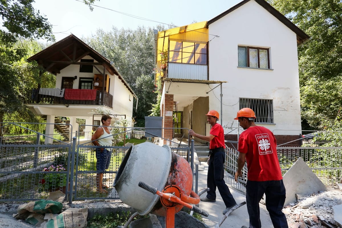 Ugató kutya, zajos építkezés, villódzó fényreklám miatt pereskedne? A Kúria szerint sokszor hibás a bírói gyakorlat