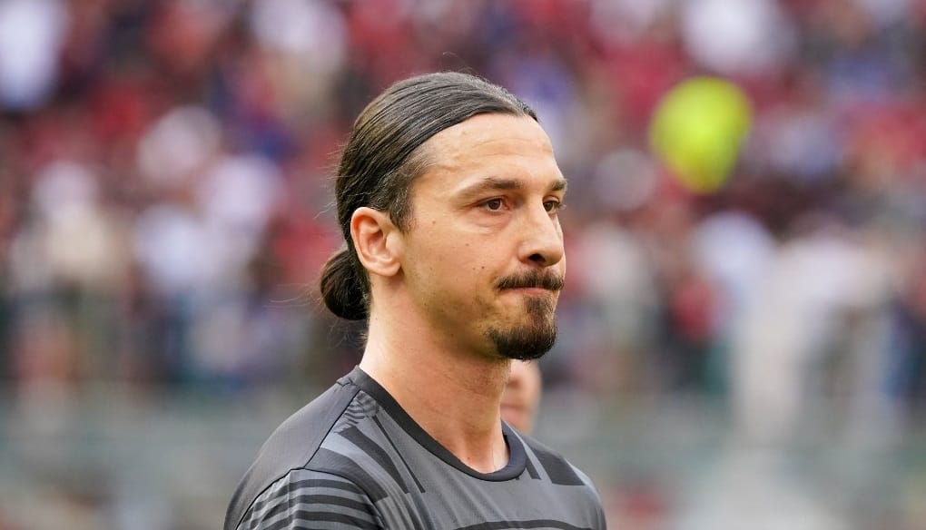 Zlatan Ibrahimovic úgy hergelte a rajongókat, hogy még a busz szélvédőjét is betörte