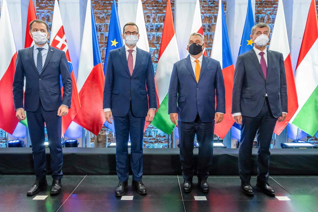 Orbán a visegrádi csoportból is kikacsintgat