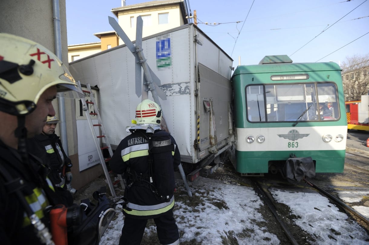 Teherautóval ütközött a ráckevei HÉV – képek