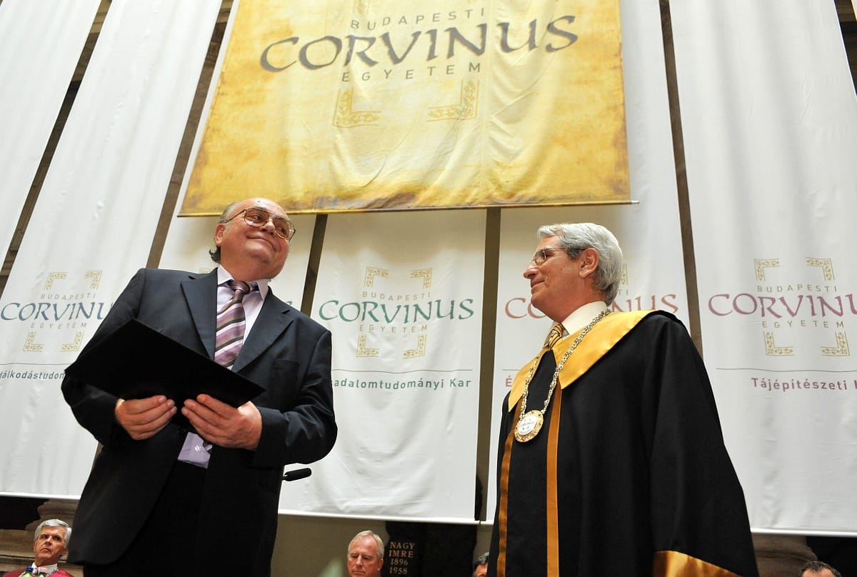 Díjat adott a Corvinus Demján Sándornak