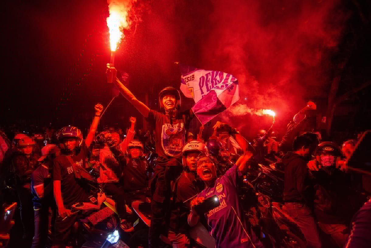 Celebrating Football Club Victories (Futballklub győzelmeinek ünneplése) - A streetfotó kategória győztese 