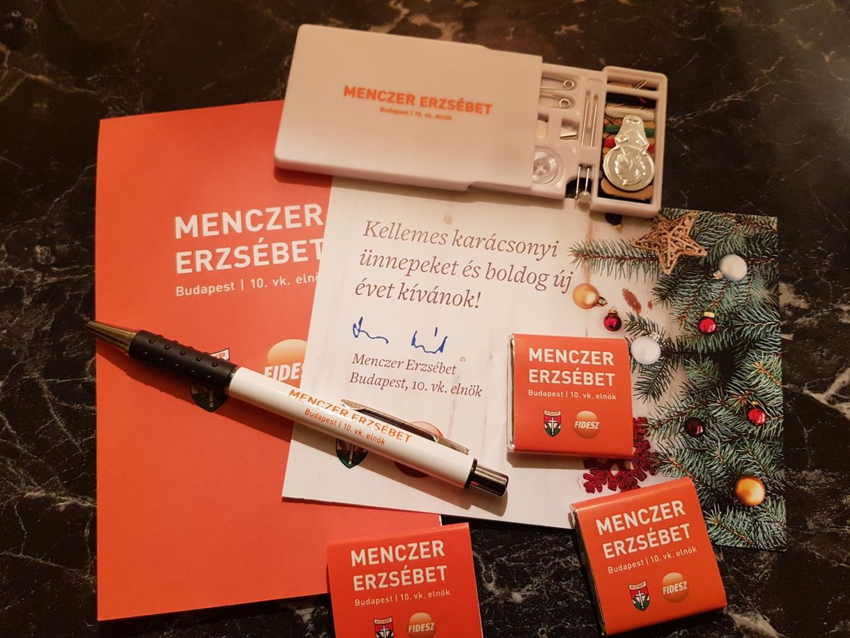 A fideszes Menczer Erzsébet is betoppant a nyugdíjasok karácsonyára ajándékot osztani