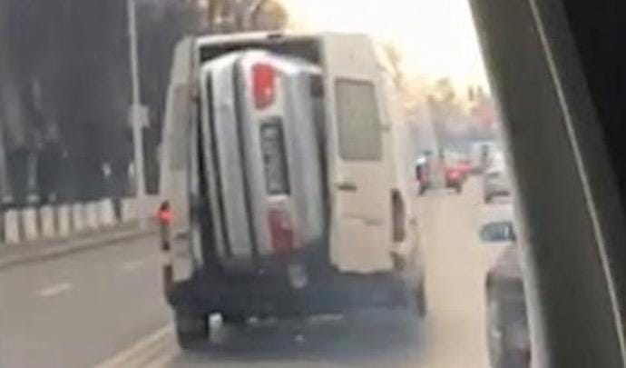 Lapjával fért csak be a BMW a furgonba - videó