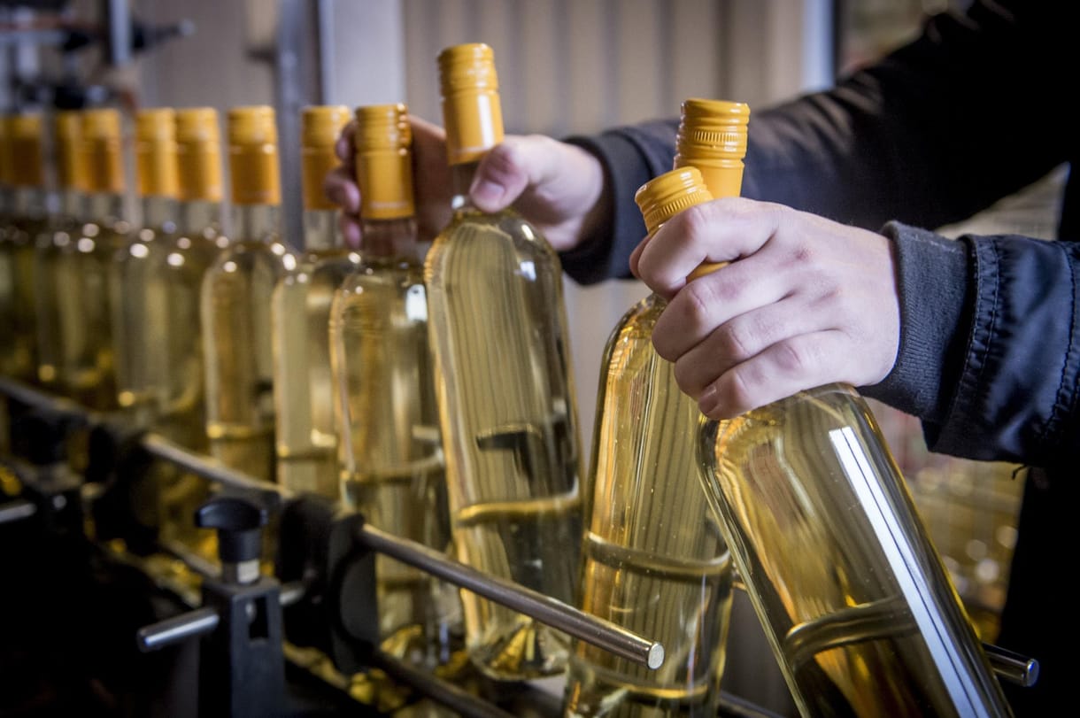 Több lehet a műanyag palackos bor a megnövekedett díjak miatt