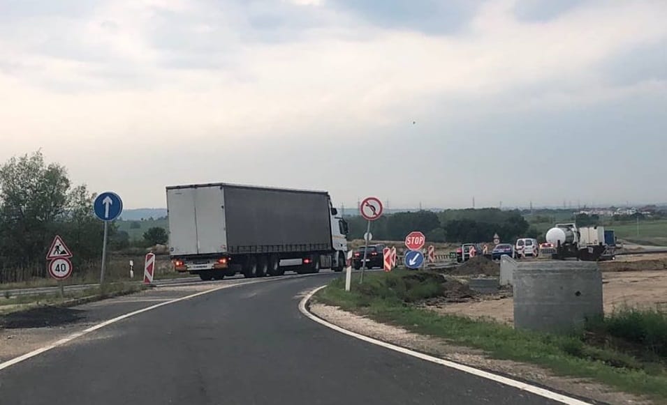 Egyszerre van előzni tilos tábla és szaggatott felfestés a halálútnak hívott M2-esen