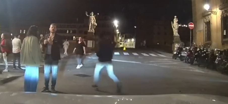 Egy pillanat alatt hős lett az olasz taxis, aki beletaposott a gázba, és utolért egy táskatolvajt – videó