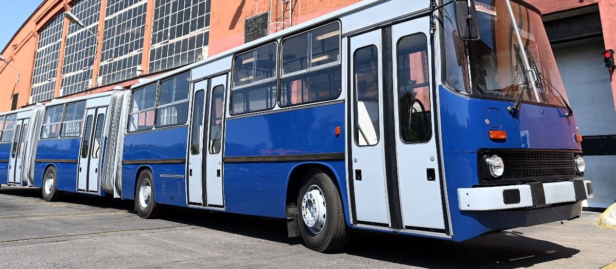 Elkészült a több mint 22 méter hosszú duplacsuklós Ikarus-replika