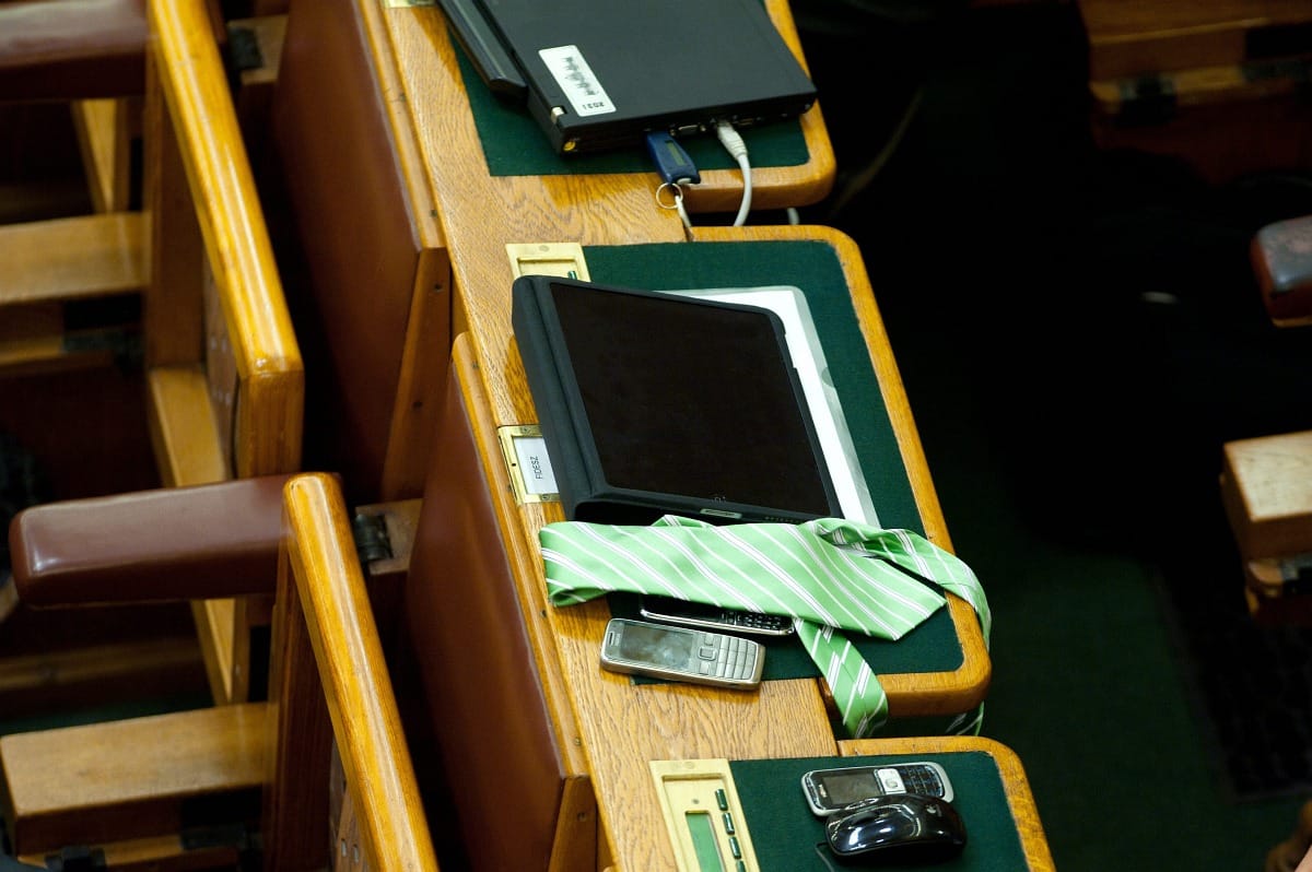 Parlament: kevesebb adó folyt be, elvonják a zárolt összegeket