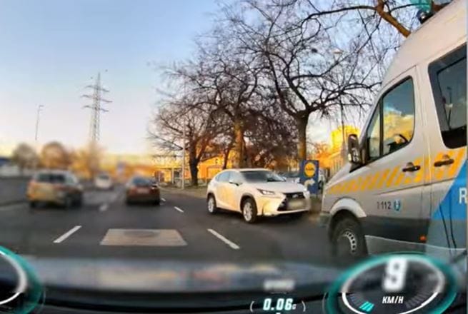 Pont a rendőr elé érkezett szemben a forgalommal egy autós a Váci úton – videó