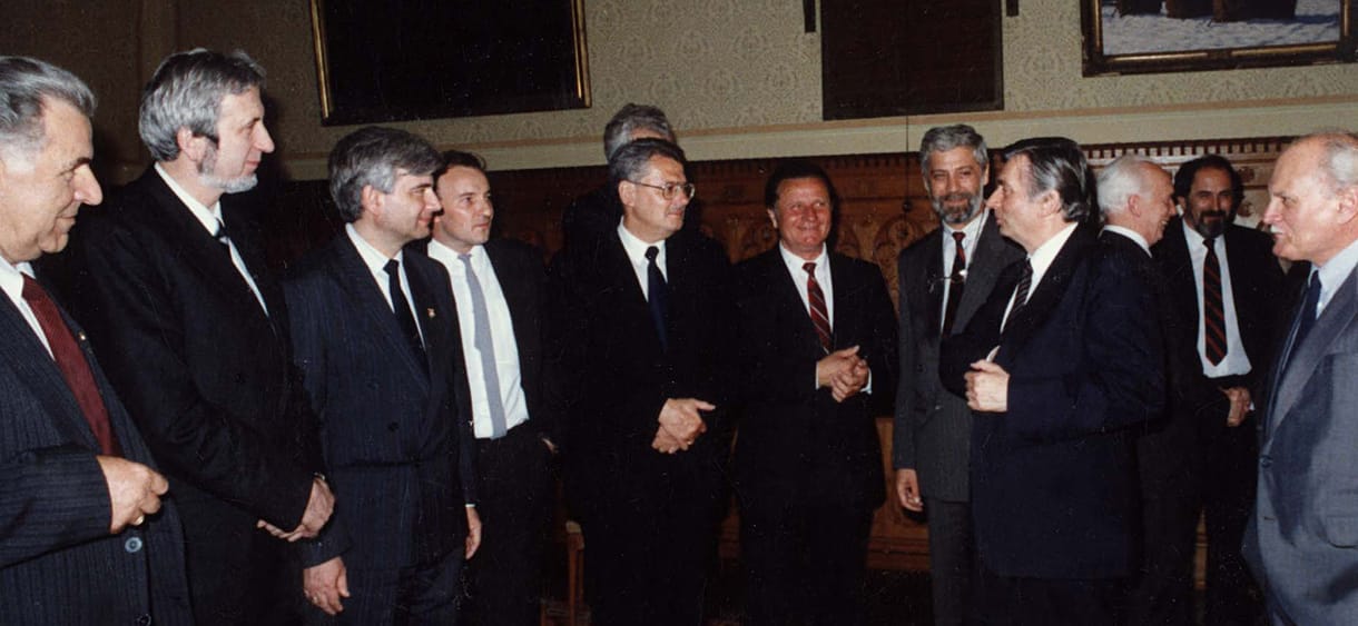 A levéltárosoknak gyanús, hogy a kormányiratokat „baráti kezekbe” adják