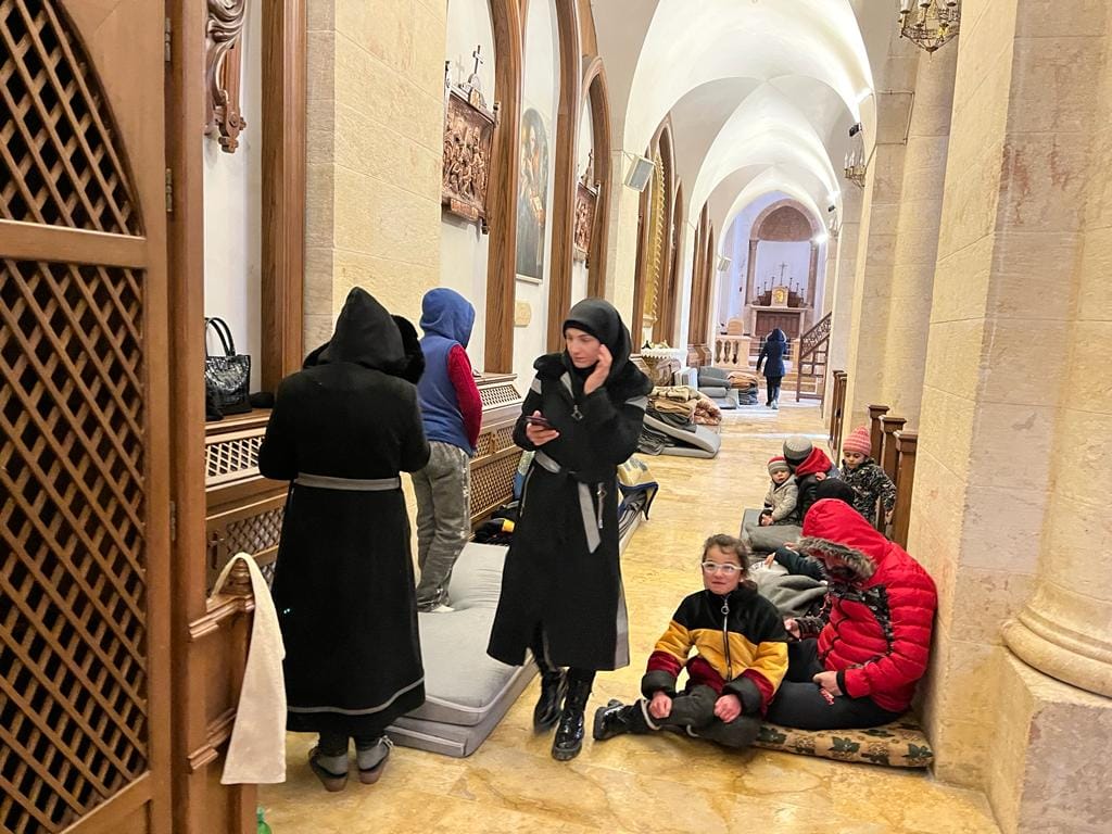 Aleppóban már templomokban és temetőépületekben is megpróbálják elszállásolni a földrengés túlélőit