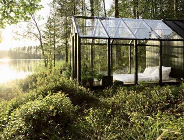 Lakható designüvegház egy finn tóparton