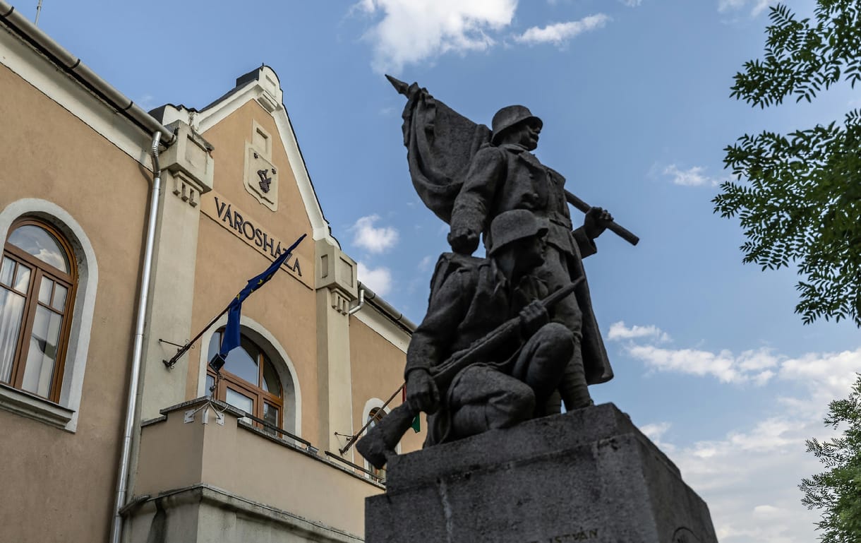 Elsőként vezette be, elsőként is vonta vissza az „önazonossági” rendeletét Mezőkeresztes