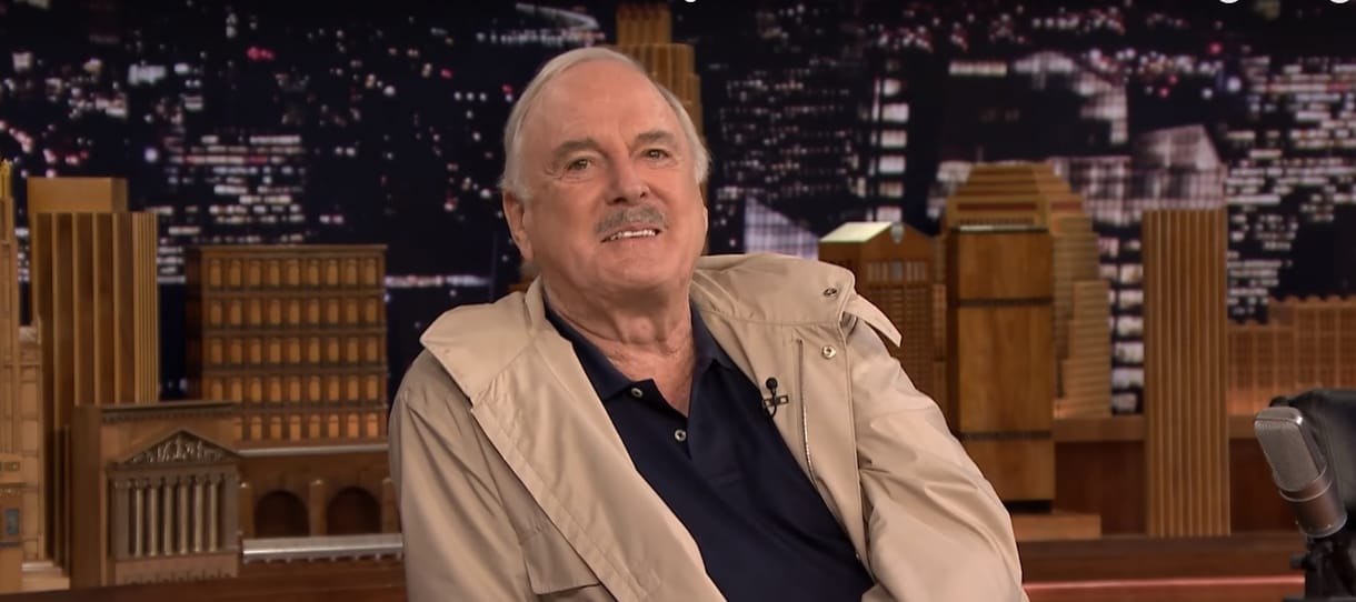 John Cleese lerajzolta a Brooklyn hidat, 21,3 milliárd forintnyi dollárt akar érte