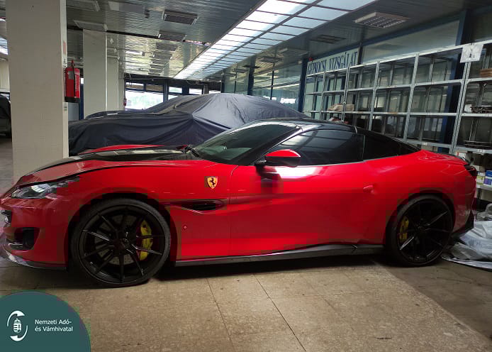 Féláron bocsát licitre a NAV egy Ferrarit