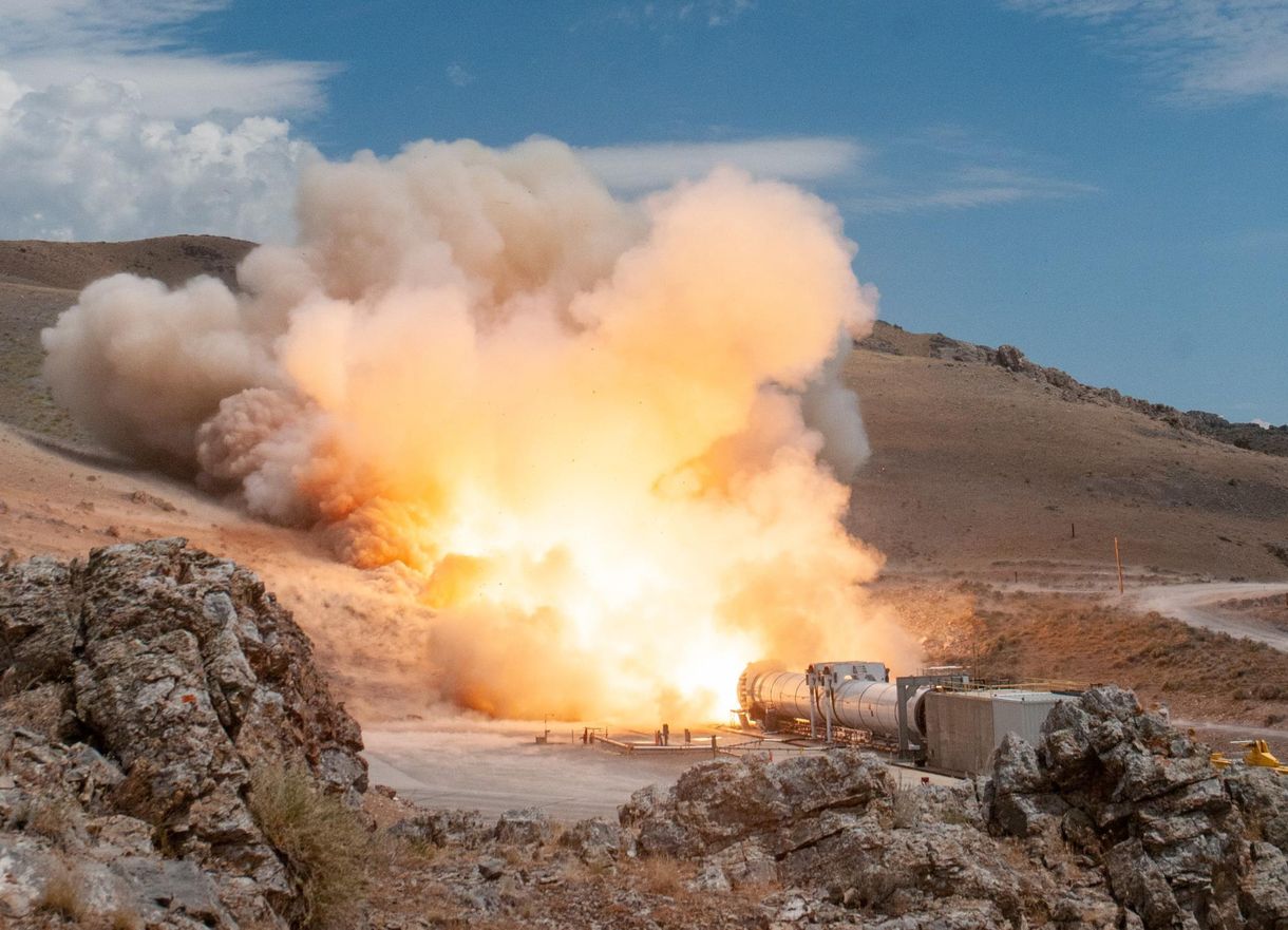 Füst és hatalmas tűzcsóva a hegyekben: a NASA begyújtotta az óriási rakéta hajtóművét