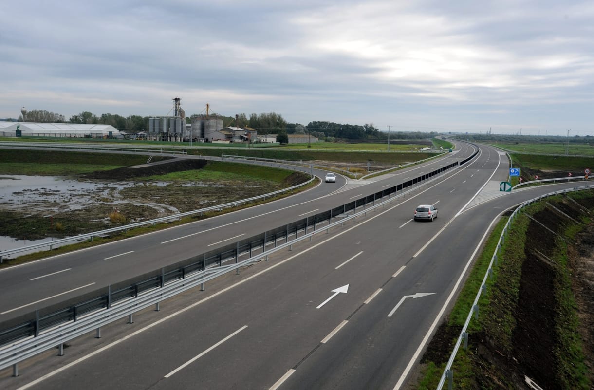 Lépésben hajtva okozott kilométeres dugót egy autós az M1-esen, mentőt kellett hozzá hívni