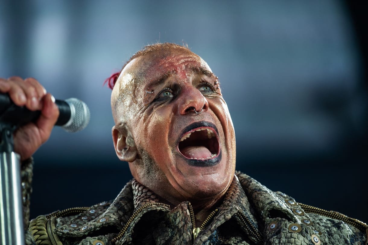 Az orosz rendőrség meglátogatta a Rammstein énekesét, aztán elmaradt a fellépés is