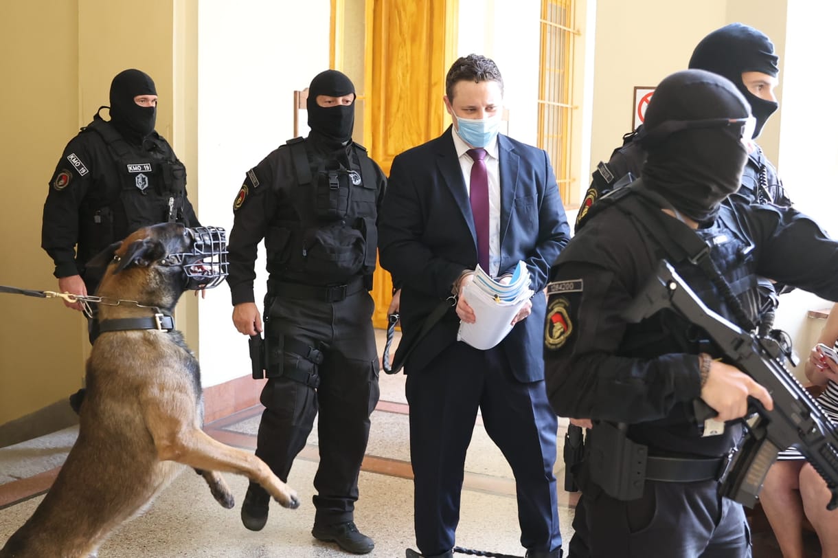 Schadl és felesége ügyvédje azt szeretné elérni, hogy egyszerűen függesszék fel a bírósági eljárást