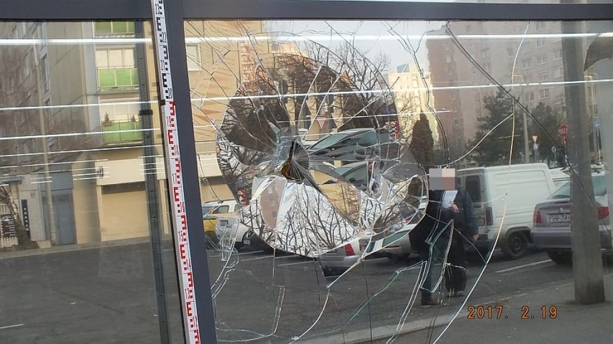 Benarkózott fiatalember őrjöngött Győrben, egy kirakat bánta – fotók