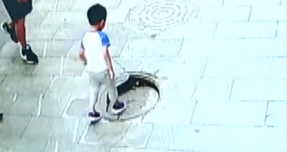 Milliók rémálma történt meg ezzel a kínai kisfiúval – videó