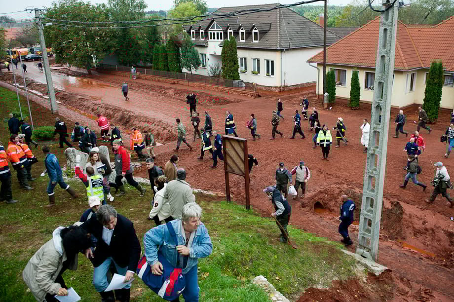 Vörös por száll Devecseren