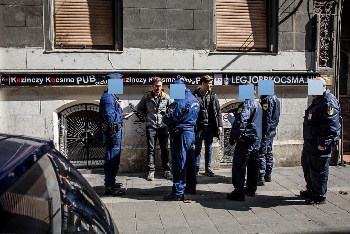 Felfújták a járdára, hogy átverik a turistákat a bulinegyedben, elvitték őket a rendőrök
