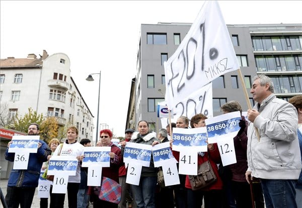 Kormányzati karrierexpón demonstráltak a szakszervezetek