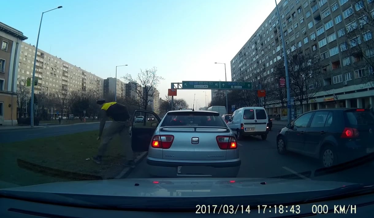 Magyar autós oktatja a világot, hogyan kell hasznosan tölteni az időt a dugóban – videó