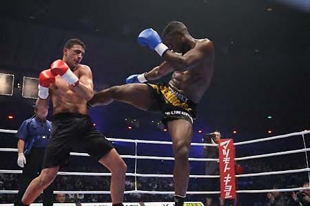 Badr Hari újra fejbe rúgta földön fekvő ellenfelét - videó