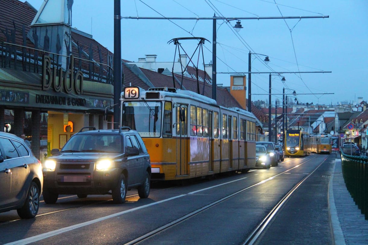 Életveszélyes átépítetlen megállókra panaszkodnak a fonódó utasai
