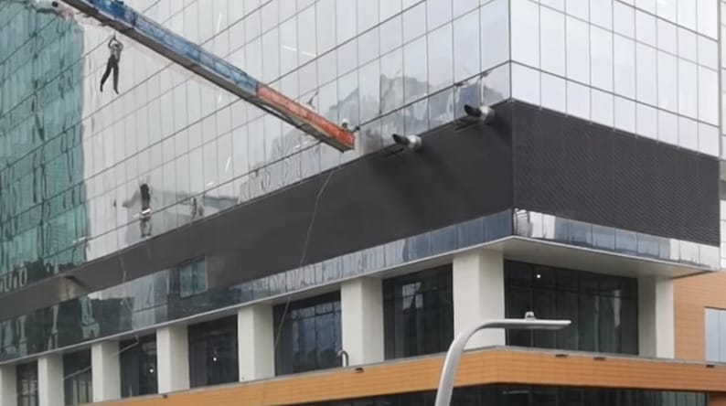 Videó: Ablaktisztító munkások kerültek életveszélybe a viharos szél miatt