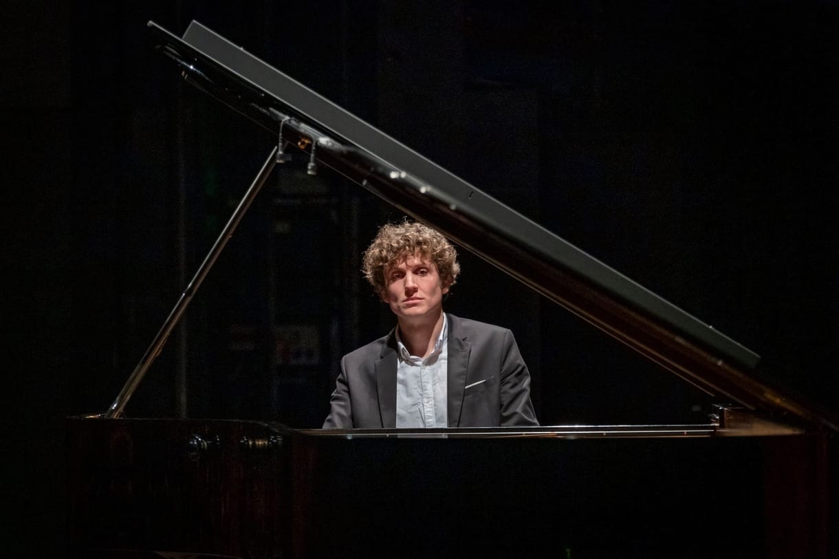 „Ebbe legálisan belepusztulhatsz”, írja a Liszt Ferenc-díjas zongorista a helyzetéről