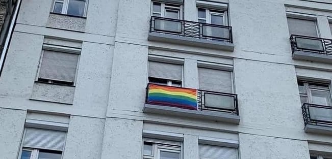 Megtámadtak egy budapesti lakást egy szivárványos zászló miatt