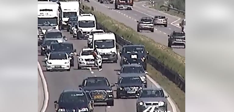 Szólította a természet, megállt az M1-es belső sávjában, majd elvégezte a dolgát – videó