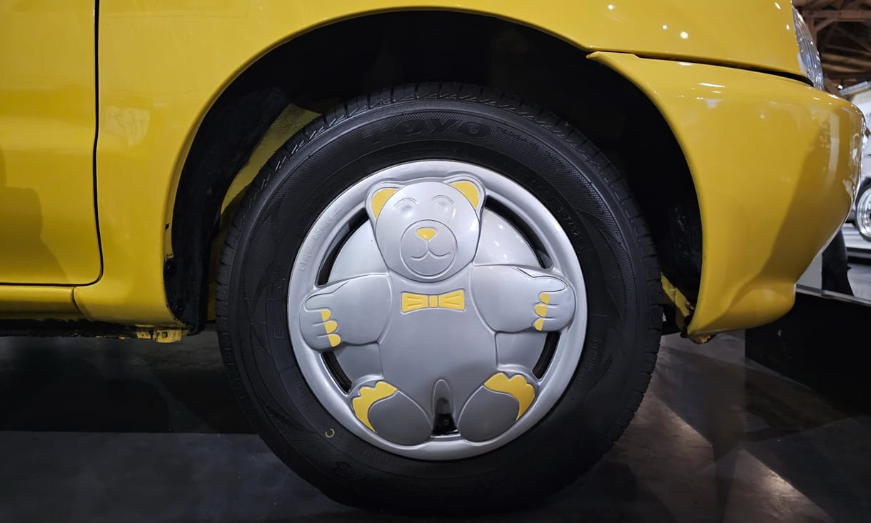 Négykerekű Haribo: megnéztük az édes kis gumicukros Mazda 121-et