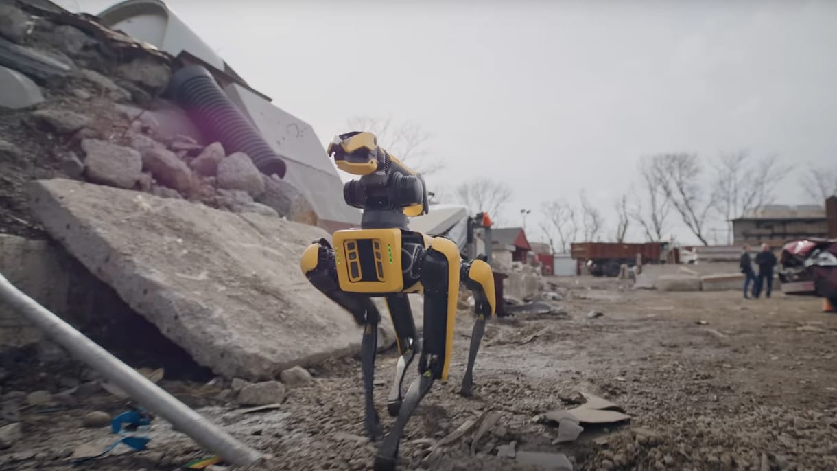 Már ilyen ügyes a Boston Dynamics robotkutyája: önállóan átjut az ajtókon, akár a gázszivárgást is észreveszi – videó