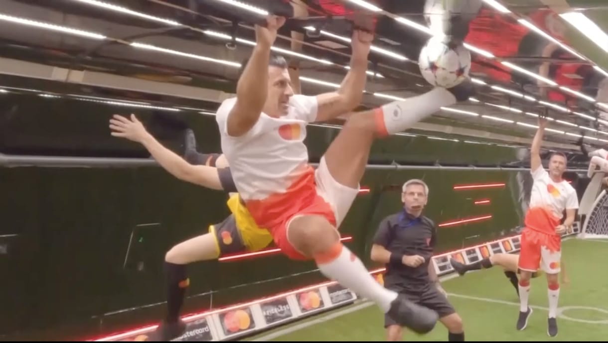 Zéró gravitációban, egy repülőgép belsejében focizott Luis Figo – videó