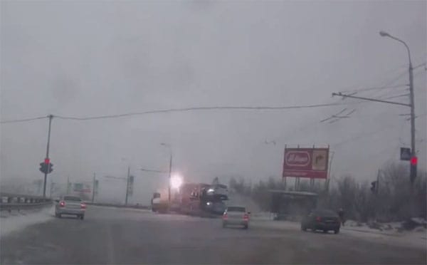 Így pusztít egy elszabadult járműszállító kamion – videó