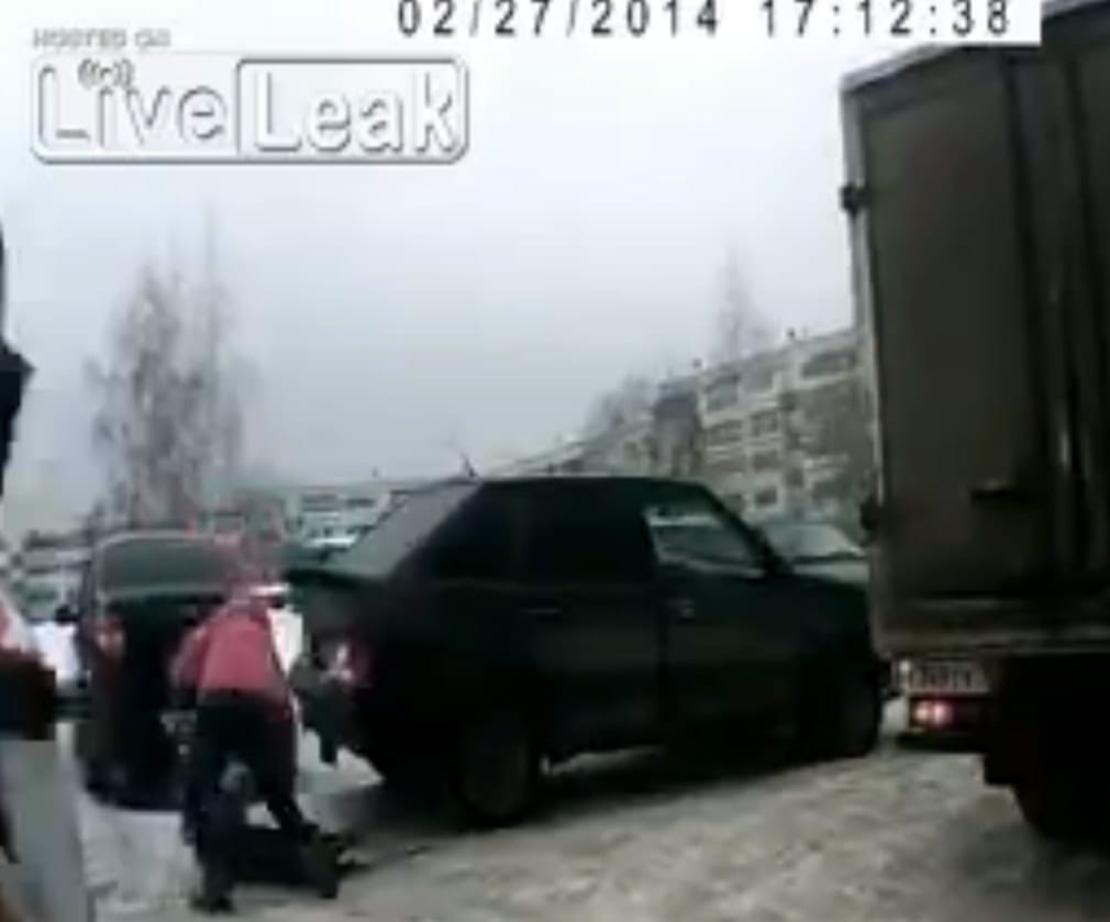 3 éves kislányra tolatott egy Lada – videó