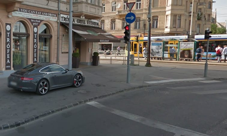 Polgárpukkasztó budapesti parkolás: a Porschénak bérelt helye van a járdán?