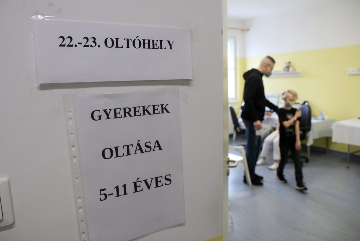 Egyre kevesebb magyar pártolja a kötelező Covid-oltást