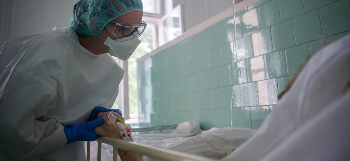 Húsz százalékkal emeli az ápolók fizetését a kormány