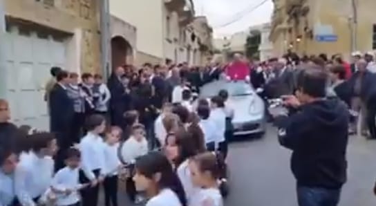 Gyerekek vontatta Porschén érkezett az új plébános Máltán